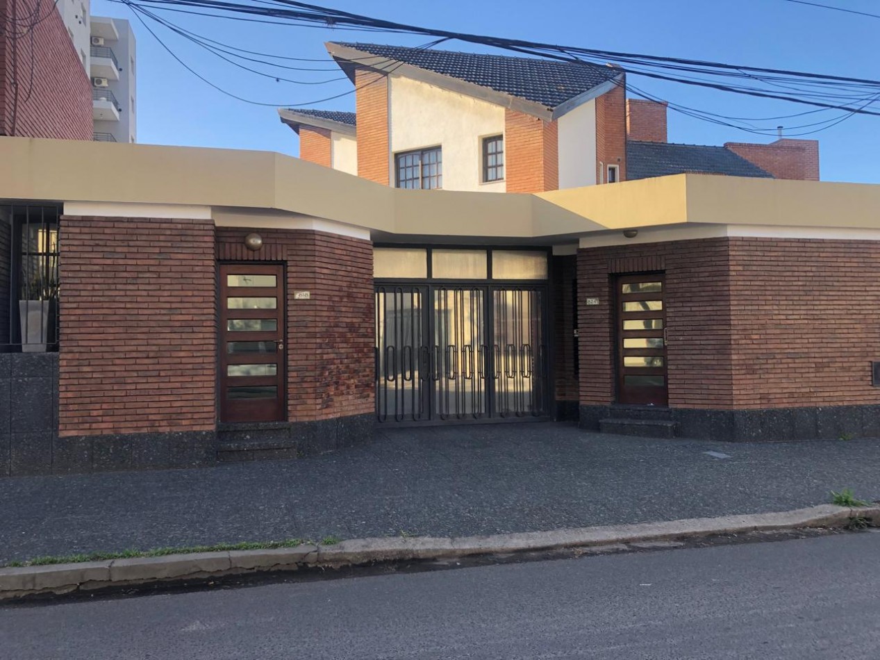 EXCELENTE CASA CENTRICA.