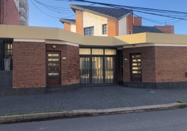 EXCELENTE CASA CENTRICA.